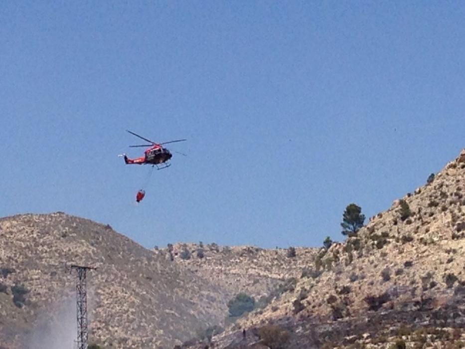 Un helicóptero sofoca el fuego en la zona de Monteagud