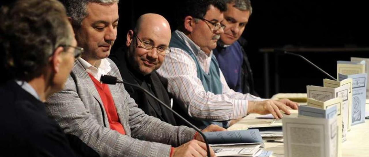 Ogando, en el centro, durante la presentación de sus libros en el Salón Teatro de Lalín. // Bernabé/Javier Lalín