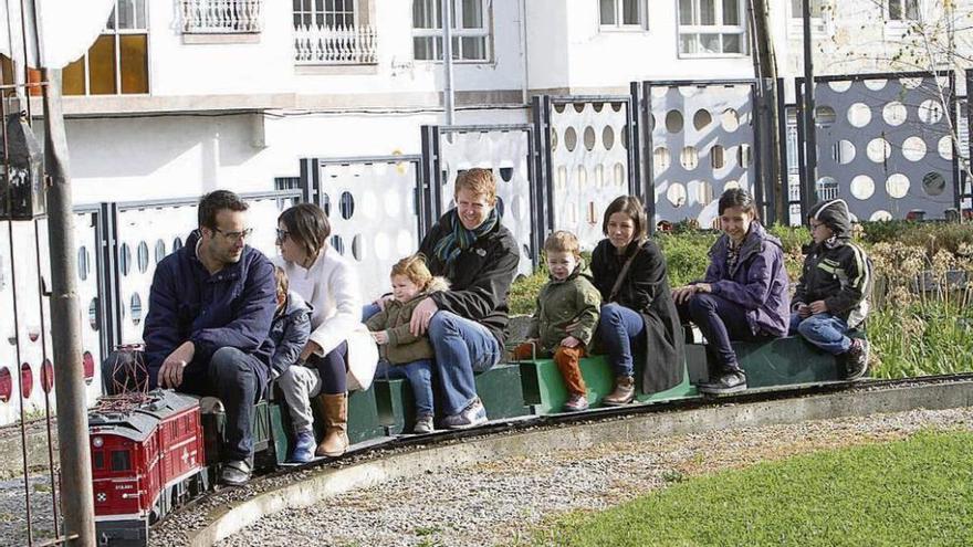 Un viaje en una maqueta de tren de cinco pulgadas en el parque de Carrileiros &amp; Foula. // Iñaki Osorio