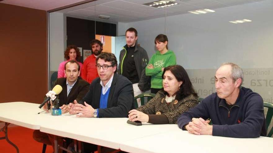 Rodríguez, Varela, López Carrón y el gerente del Arena junto a cuatro monitores, ayer en el recinto.