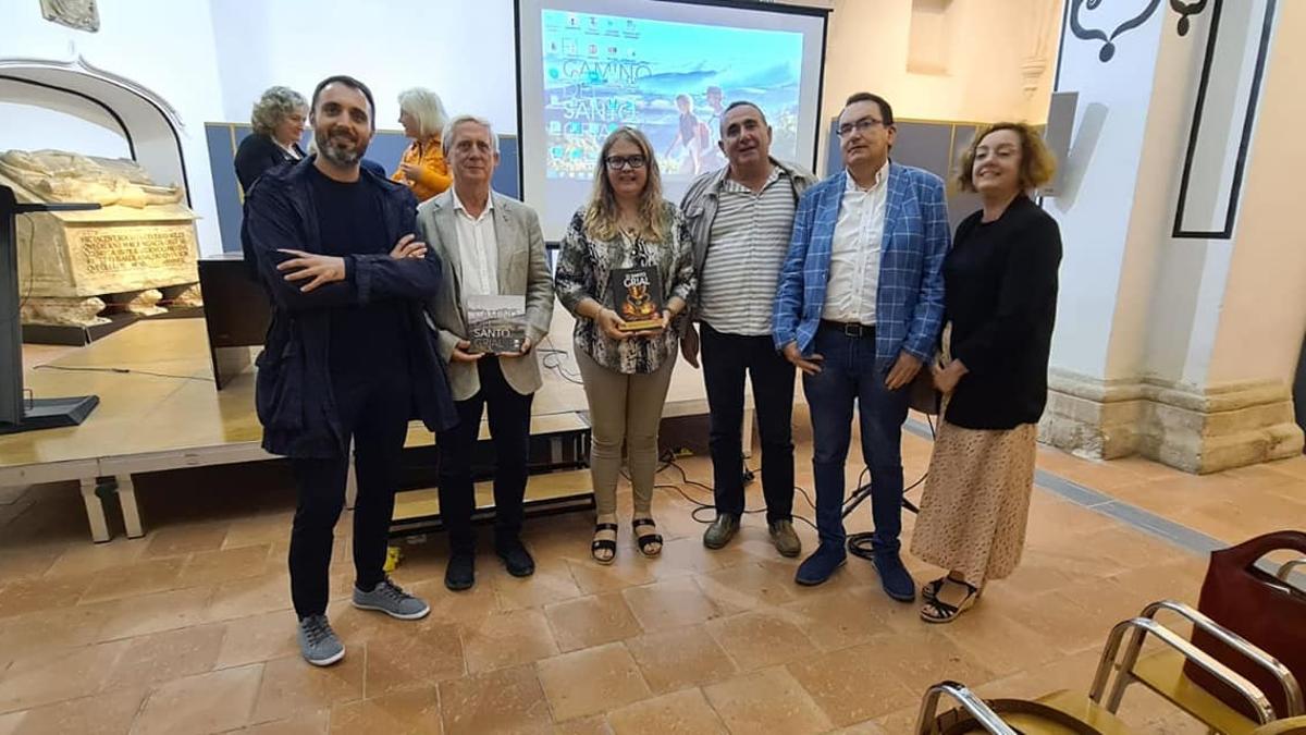 El edi de Cultura de Jérica, Jose Miguel Ros, junto a representantes municipales, la doctora Ana Mafé y Montse Amorós.