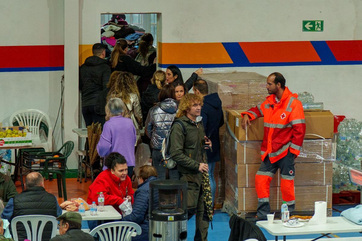 Desalojados de la Estación de Benaoján en el polideportivo rondeño.