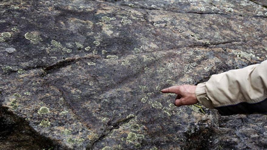 Situado en la parroquia de Pedornes, en el mismo lecho del río Vilar y emplazado en una roca granítica inclinada, este petroglifo es uno de los más singulares de todo el complejo del arte rupestre prehistórico gallego, pues además de la representación de las figuras de 17 ciervos incluye el diseño de una embarcación de posible origen o influencia mediterránea. Las riadas de 2006 dejaron al aire una embarcación más.