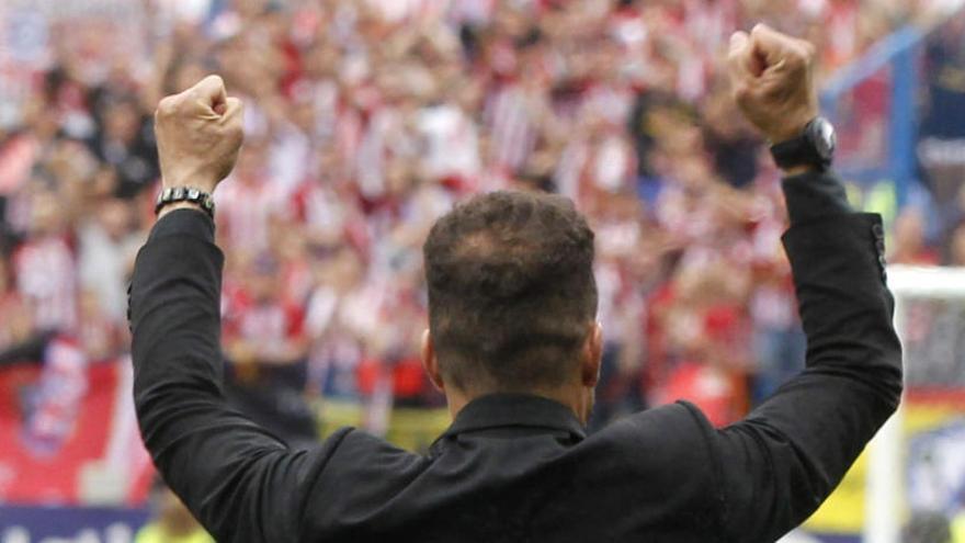 Simeone se dirige a la grada del Calderón.