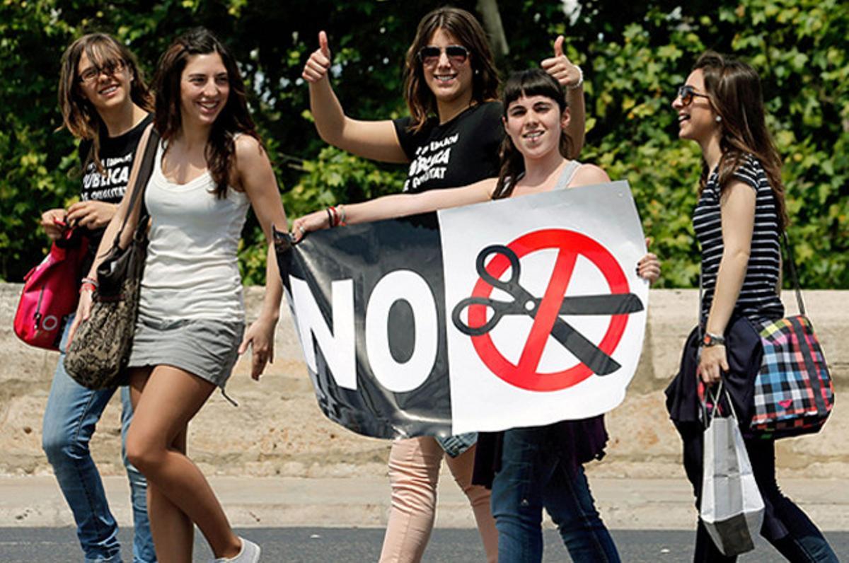 Un grup d’estudiants, durant una manifestació a València, reivindiquen ’Una universitat pública i de qualitat i contra la pujada de taxes’.