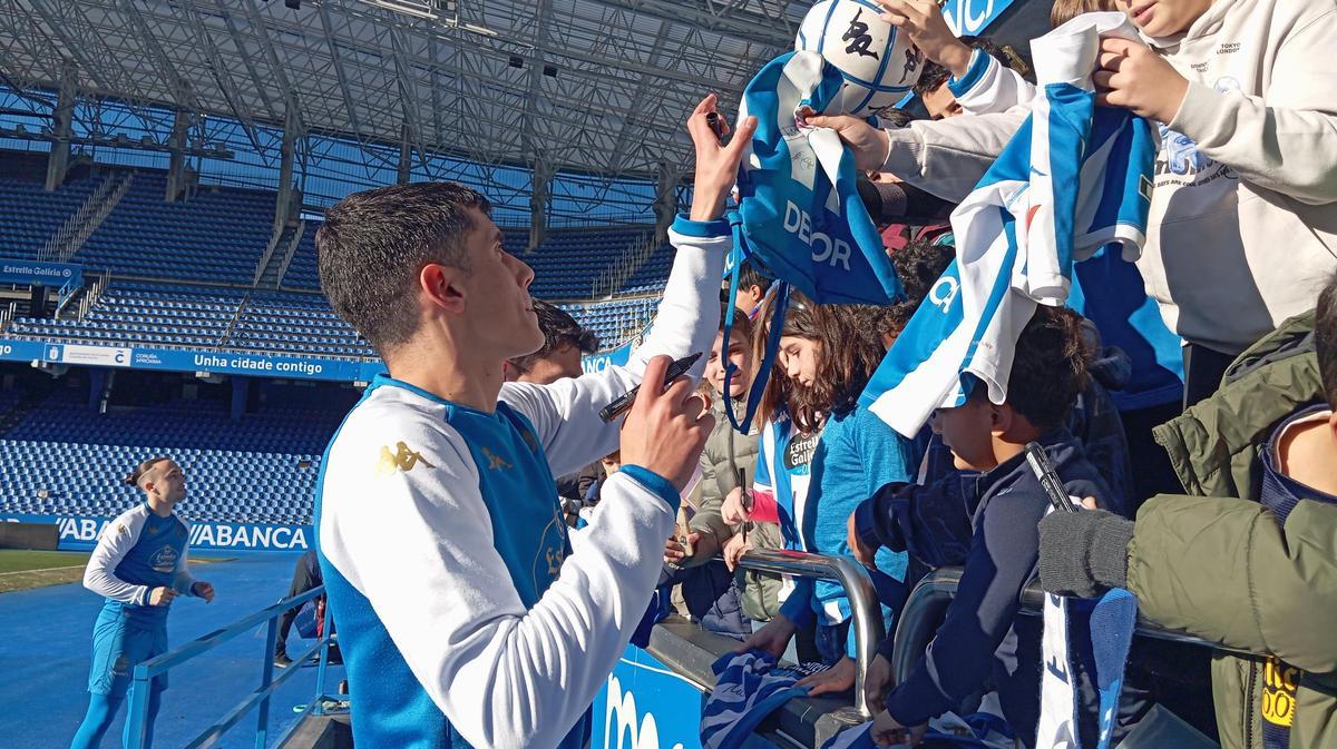 Yeremay, Mella y más ídolos blanquiazules, con la afición en un día de puertas abiertas en Riazor