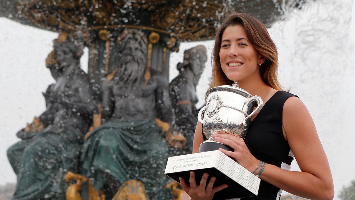 Garbiñe Muguruza junto al trofeo de Roland Garros en París