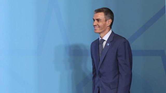 El president del Govern espanyol, Pedro Sánchez, arriba a l’aeroport d’Ankara abans de la cimera de l’OTAN. | GEORGI LICOVSKI / EFE