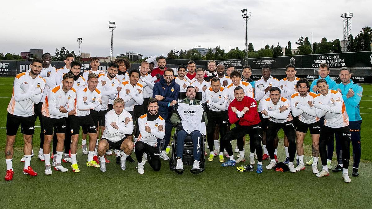 La plantilla y Vivó posaron realizando el signo X con los antebrazos sobre el pecho, signo que simboliza la campaña.