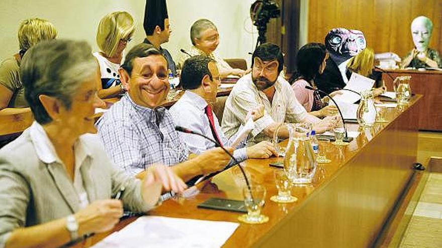 Dos vulcanos, en primer término, durante la reunión de urgencia de ayer del Senado galáctico.