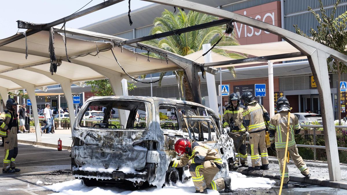 Todas las imágenes del incendio de un vehículo en el aeropuerto de Ibiza