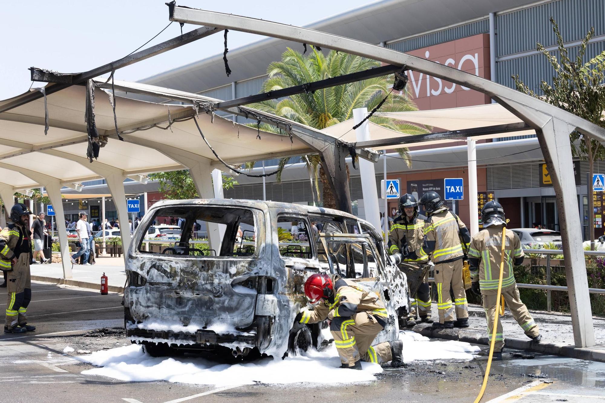 Todas las imágenes del incendio de un vehículo en el aeropuerto de Ibiza