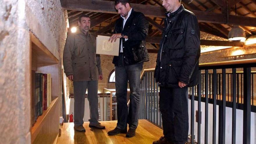 Juan A. Fernández, José López y Juan Constenla, en el museo, en una foto de archivo. // Bernabé/Luismy