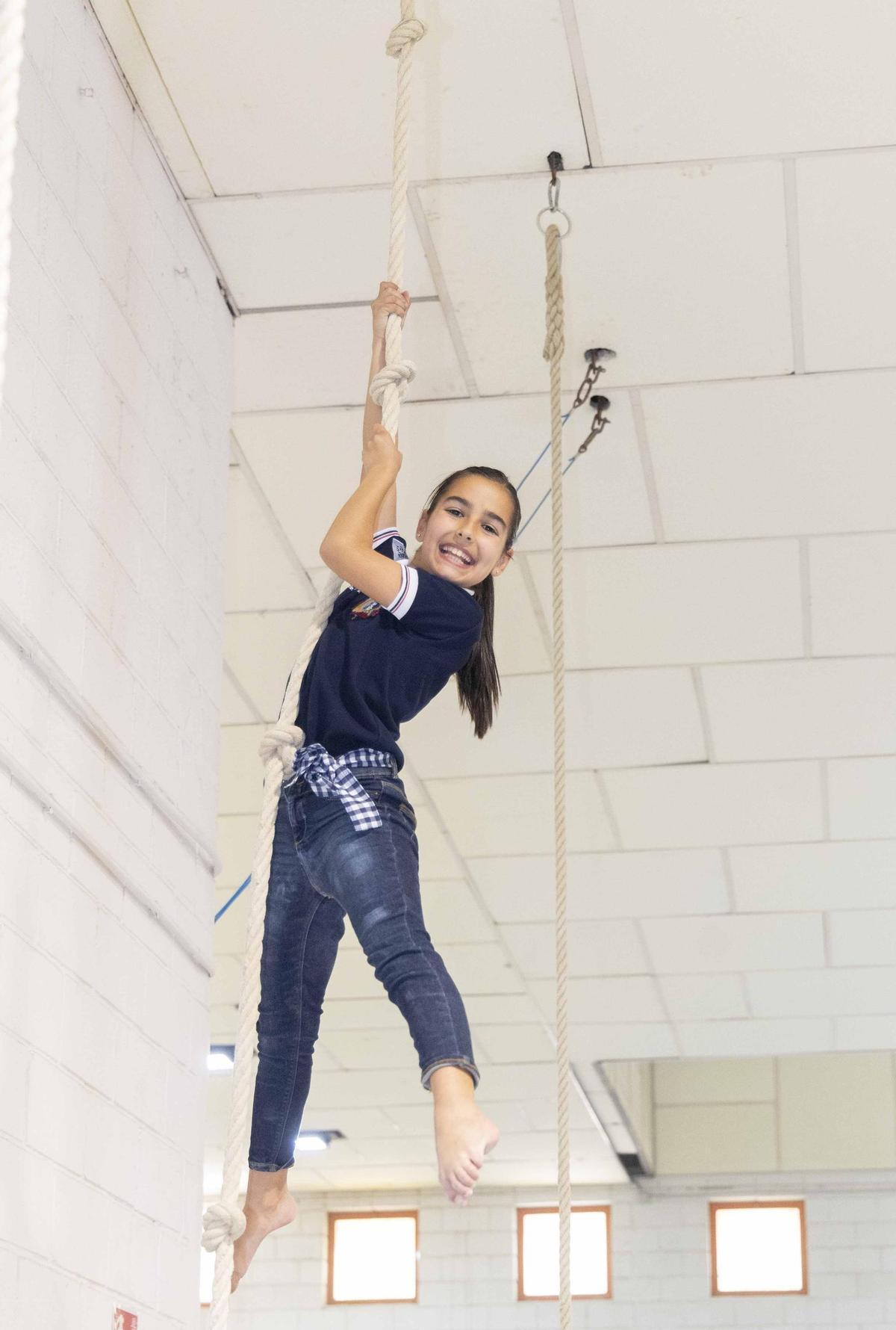 La Bellea del Foc infantil y sus damas de honor se atreven con la gimnasia deportiva
