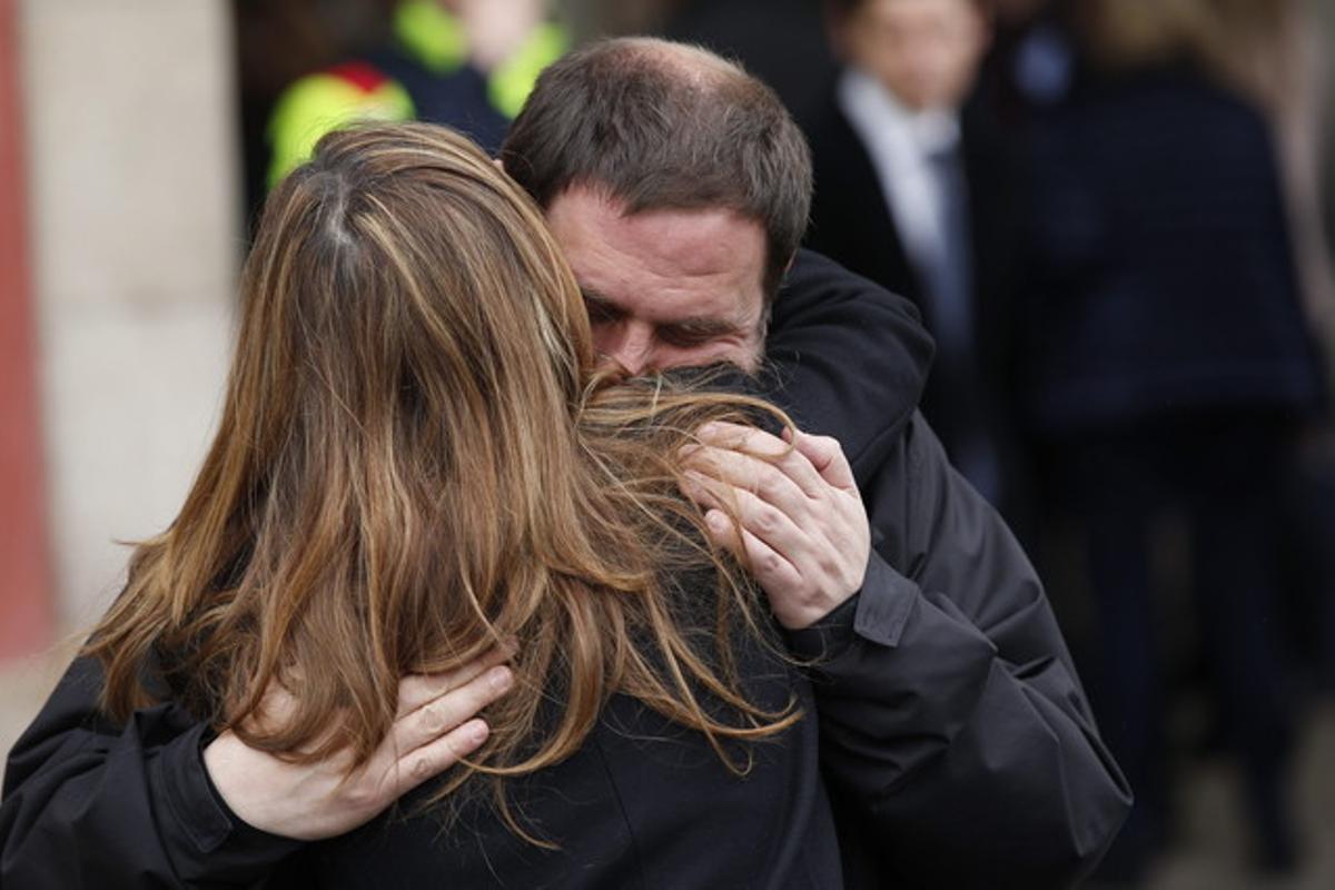 Els líders d’ERC, Oriol Junqueras, i del PPC, Alicia Sánchez-Camacho, s’abracen, al finalitzar el minut de silenci, realitzat aquest dimecres a les portes del Parlament de Catalunya.