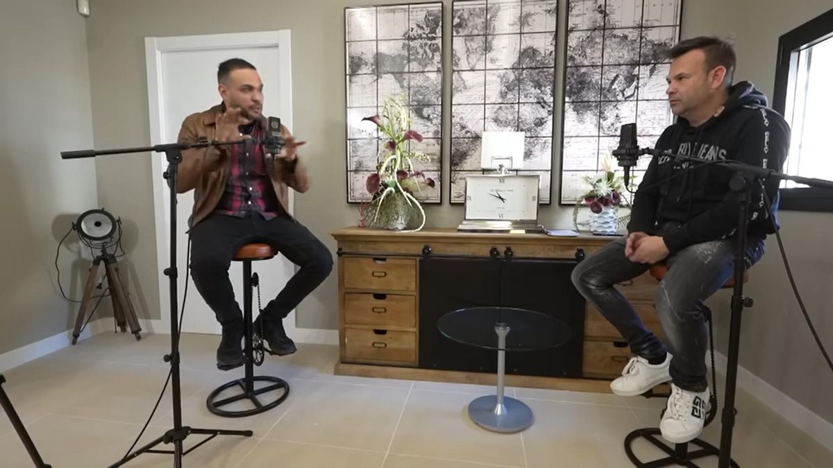 Captura de pantalla de la conversación del último pódcast de José Elías, conversando con el dueño de Poke Friendly.