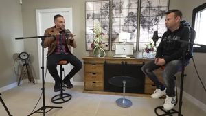 Captura de pantalla de la conversación del último pódcast de José Elías, conversando con el dueño de Poke Friendly.