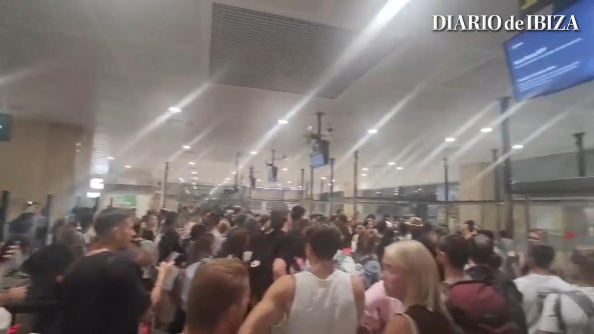 Vídeo: Motín en un vuelo de Ibiza a Alicante tras más de diez horas de retraso: "No sale nadie de la isla hasta que no salgamos nosotros"