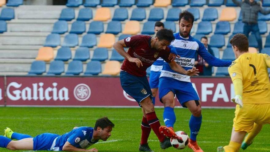 Romay, a punto de marcar el 1-1 para el Pontevedra en el partido de ayer contra el Internacional de Madrid en Pasarón. // Rafa Vázquez