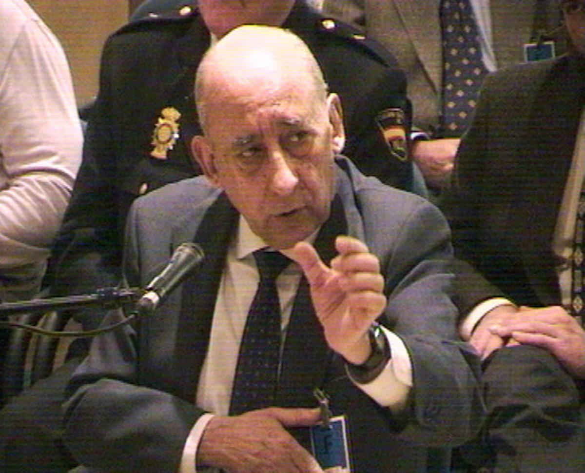 Emilio Alonso Manglano, durant el judici contra els acusats de l’assassinat dels presumptes etarres José Antonio Lasa i José Ignacio Zabala. Emilio Alonso Manglano, durant el judici contra els acusats de l’assassinat dels presumptes etarres José Antonio Lasa i José Ignacio Zabala.