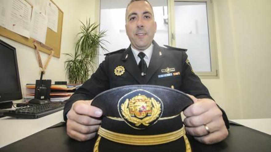 El jefe de la Policía Local de Rafal sujeta la gorra de plato en su despacho.