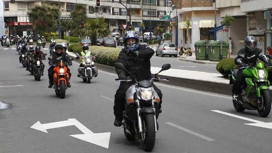 Parte de la caravana de los moteros gallegos, a su paso por la Travesía de Vigo.