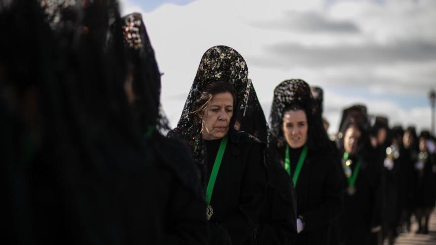 Hermanas de La Esperanza a su paso por el puente de piedra durante la Semana Santa de Zamora.