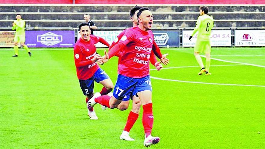 Jordi Xumetra, un dels positius, celebrant un gol amb l'Olot a l'estadi municipal.