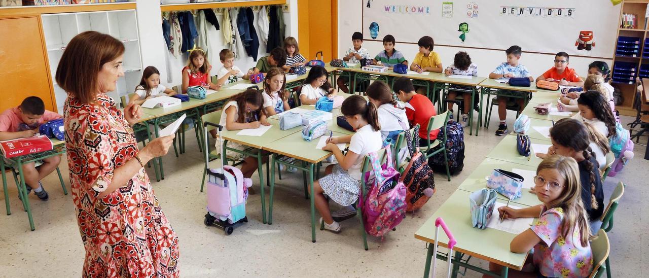 Una profesora del CEIP Pintor Laxeiro de Vigo dando una clase.