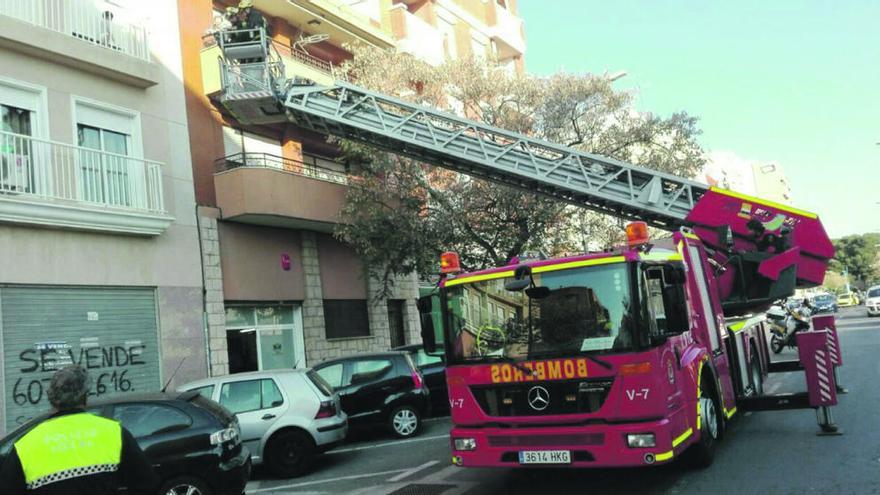 Los bomberos en el vehículo escalera y, a la izquierda, el niño en pañales en el balcón de su casa.