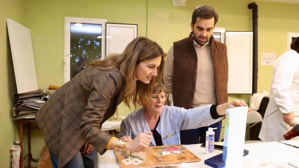 Natalia Prieto con el alcalde de Oroso, Álex Doval, visitando uno de los locales.