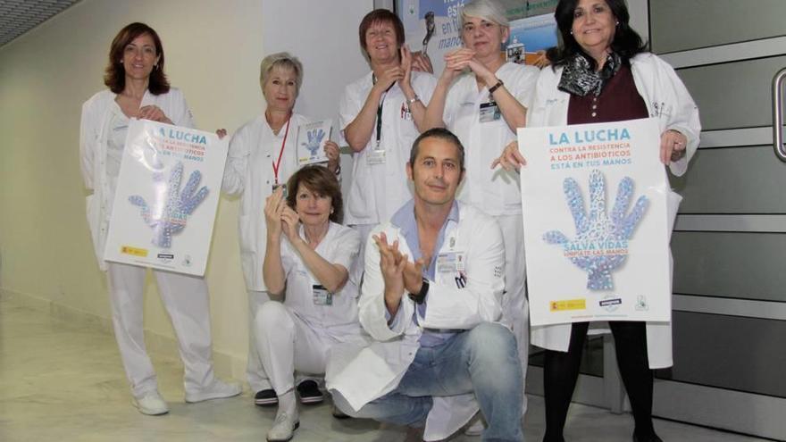 Profesionales del servicio de Medicina Preventiva de Son Espases animando a lavarse las manos.
