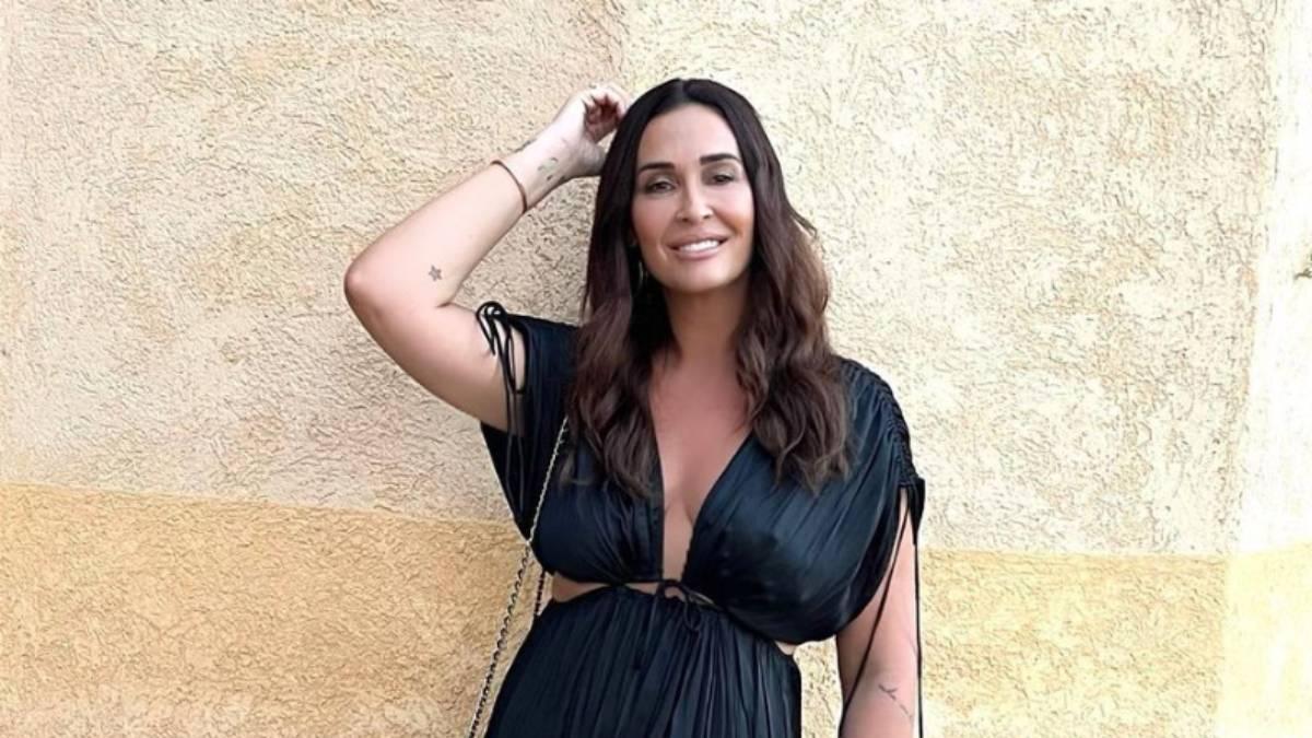 Vicky Martín Berrocal con vestido negro efecto arrugado