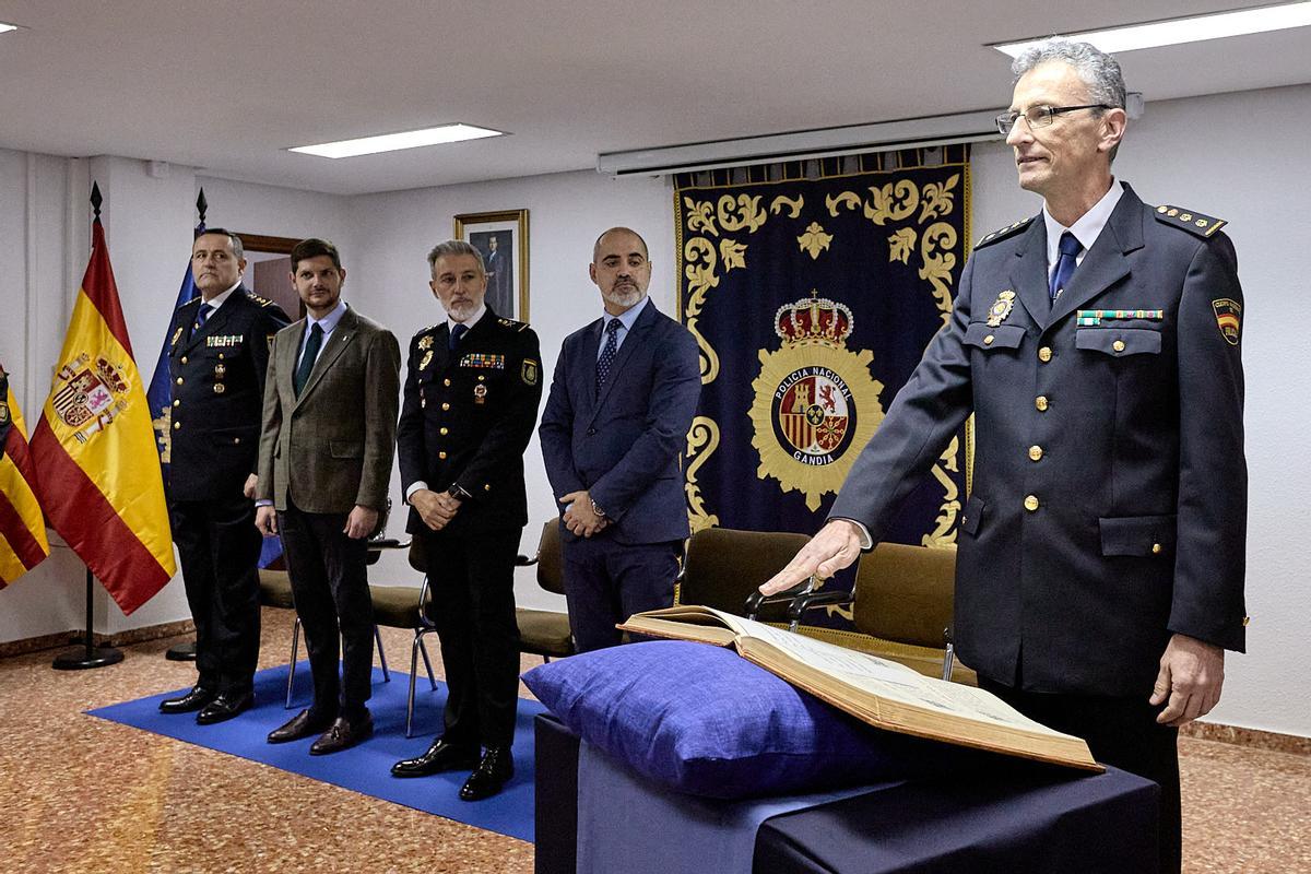El nuevo comisario, Francisco Javier Lucas, a la derecha.