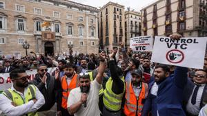 Els VTC treuen múscul amb quasi 700 cotxes contra la llei del Govern