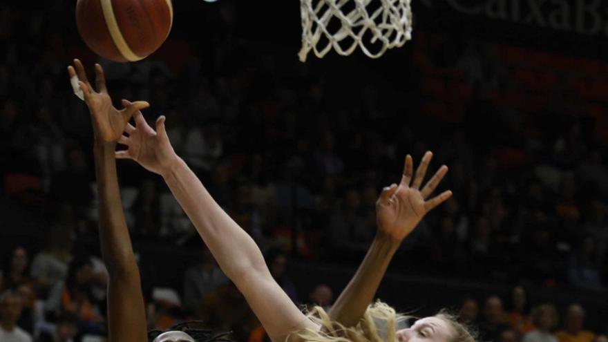 Astou Ndour y Lauren Cox, en pugna por un balón el pasado viernes en La Fonteta. | J. M. LÓPEZ