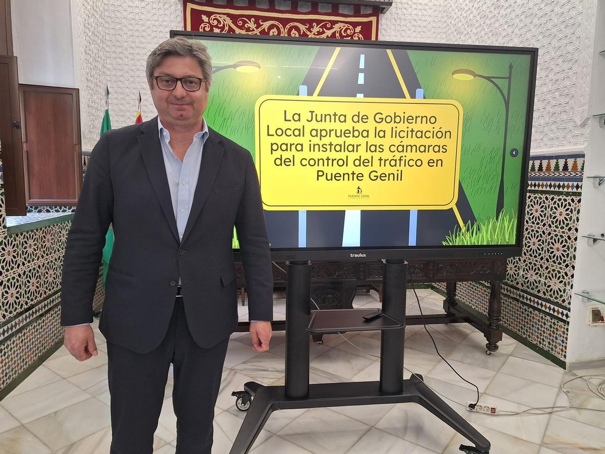 El alcalde de Puente Genil, Sergio Velasco, informa sobre la licitación del sistema de cámaras de tráfico.