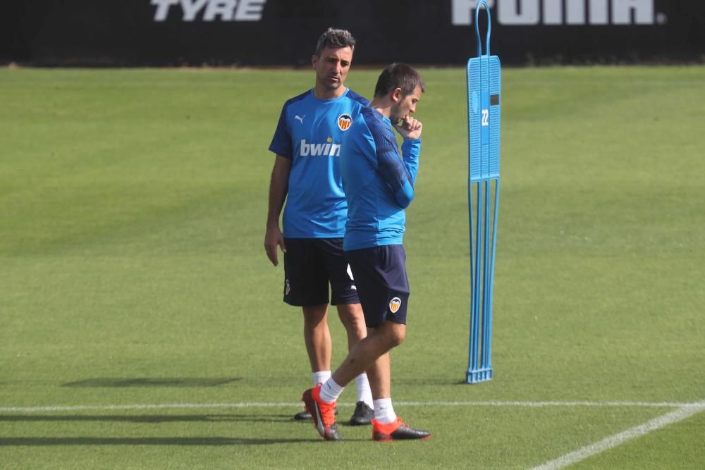 Anil Murthy, atento al entrenamiento del Valencia