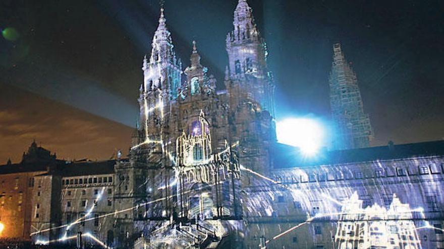 La proyección sobre la catedral de Santiago emocionó a los miles de asistentes al espectáculo.  // Xoán Álvarez