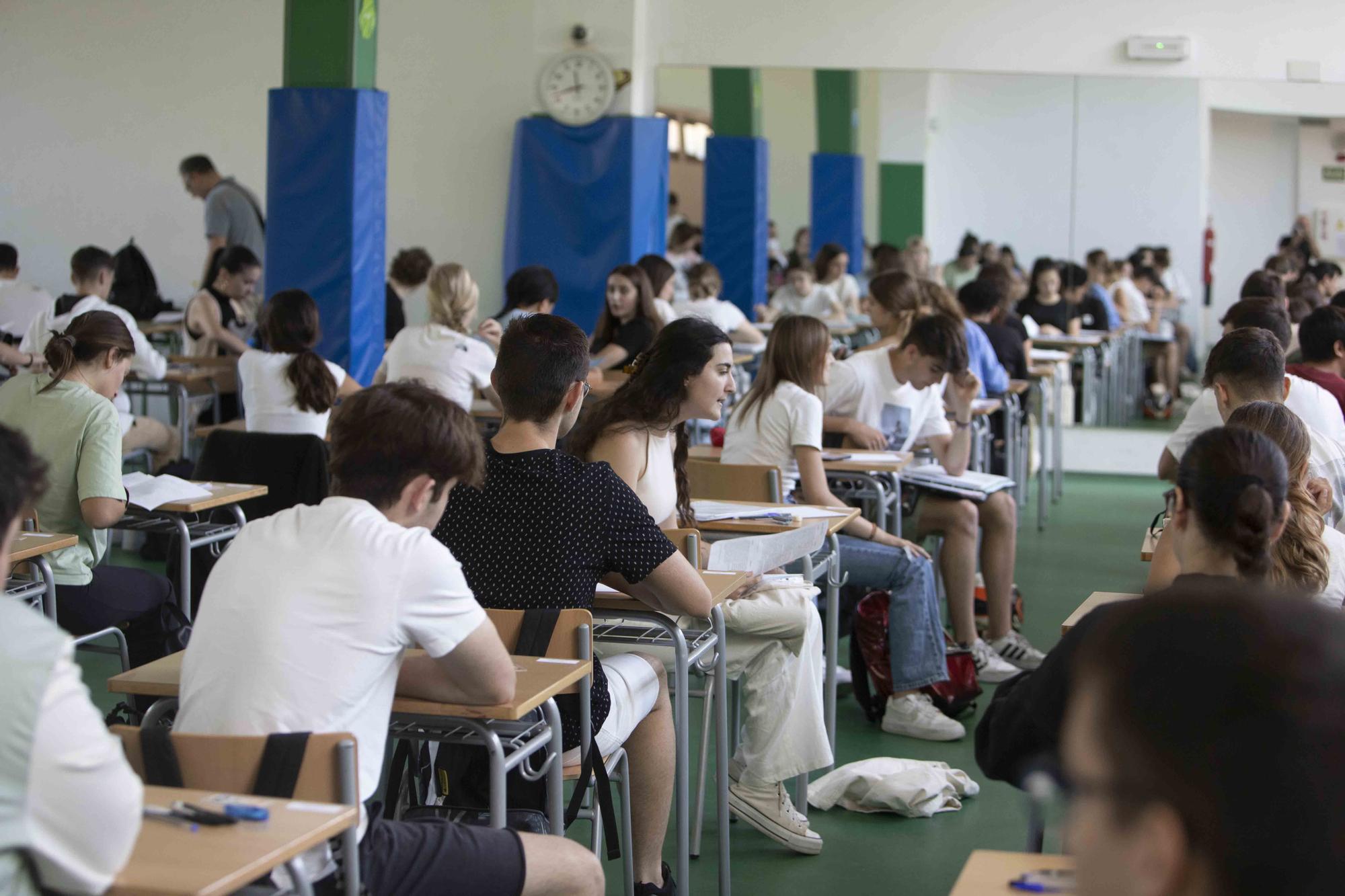 Alumnos de los institutos de la Costera y la Canal se enfrentan a los primeros exámenes de las PAU en Xàtiva