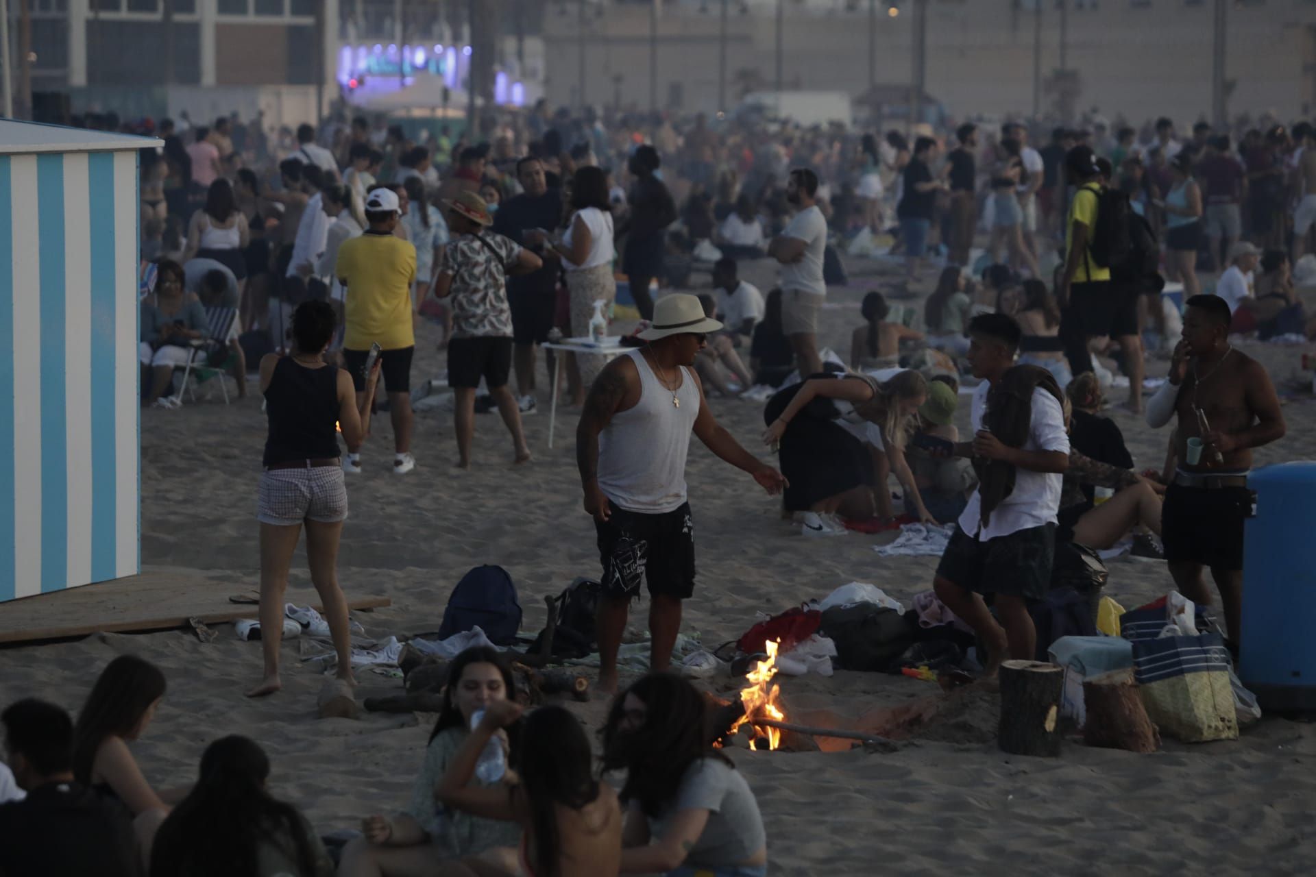 València inunda sus playas en el primer San Juan poscovid