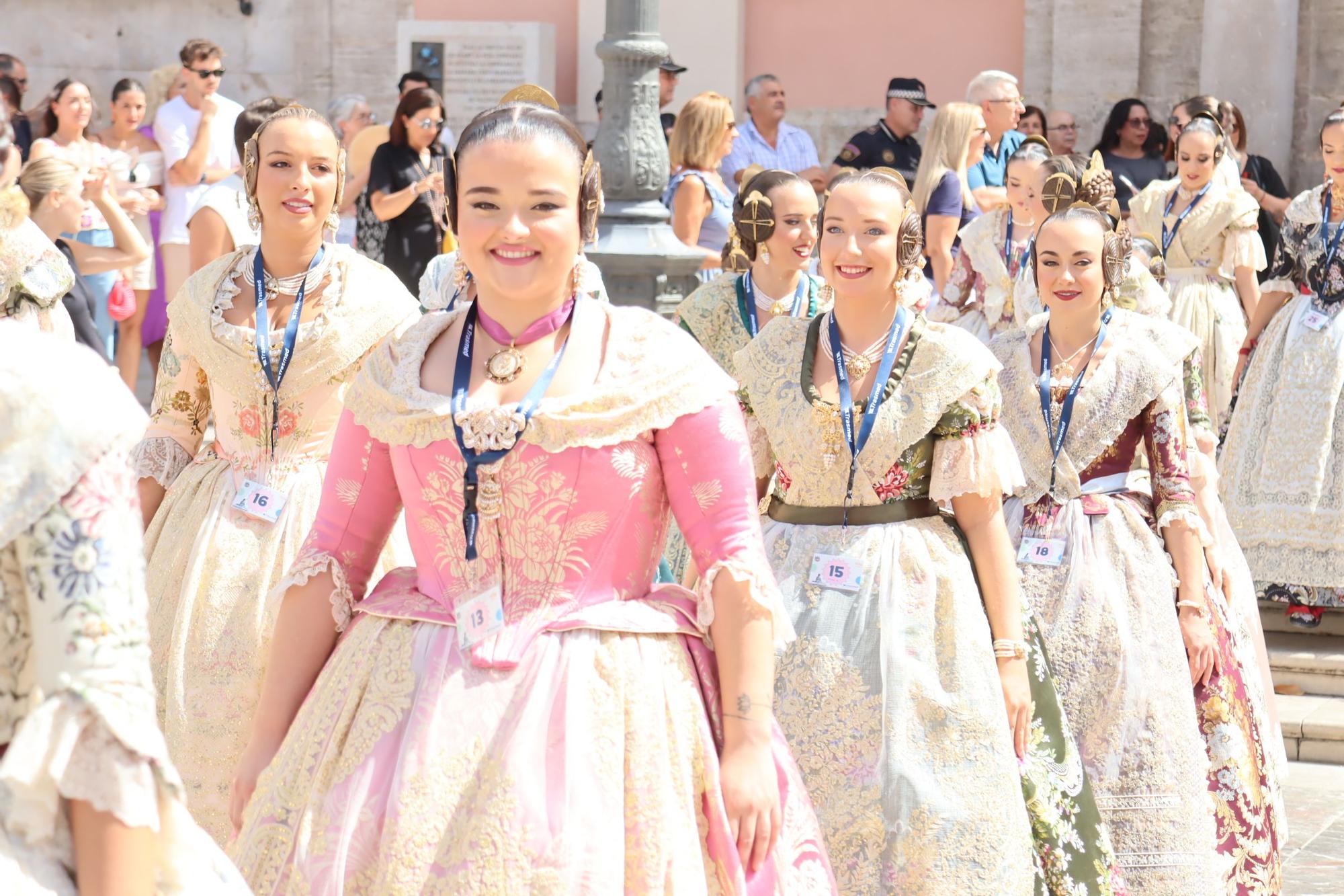 Baño de multitudes de las candidatas a Fallera Mayor de València 2025