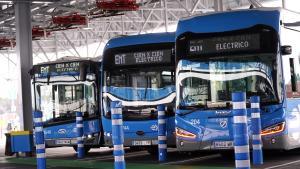 Tres autobuses en la nueva estación de carga de Carabanchel.