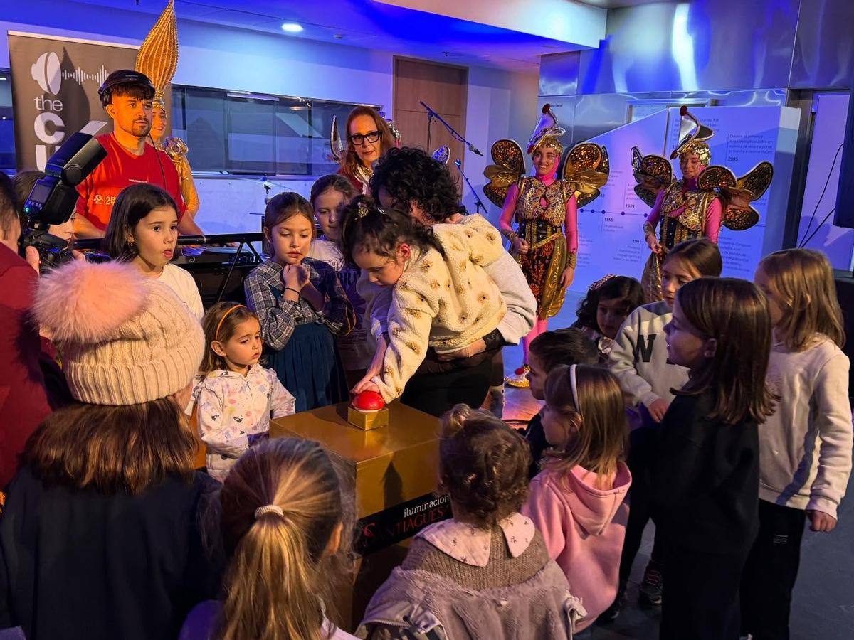 En Boiro, a pequena Daniela premeu o botón para acender o alumeado de Nadal.
