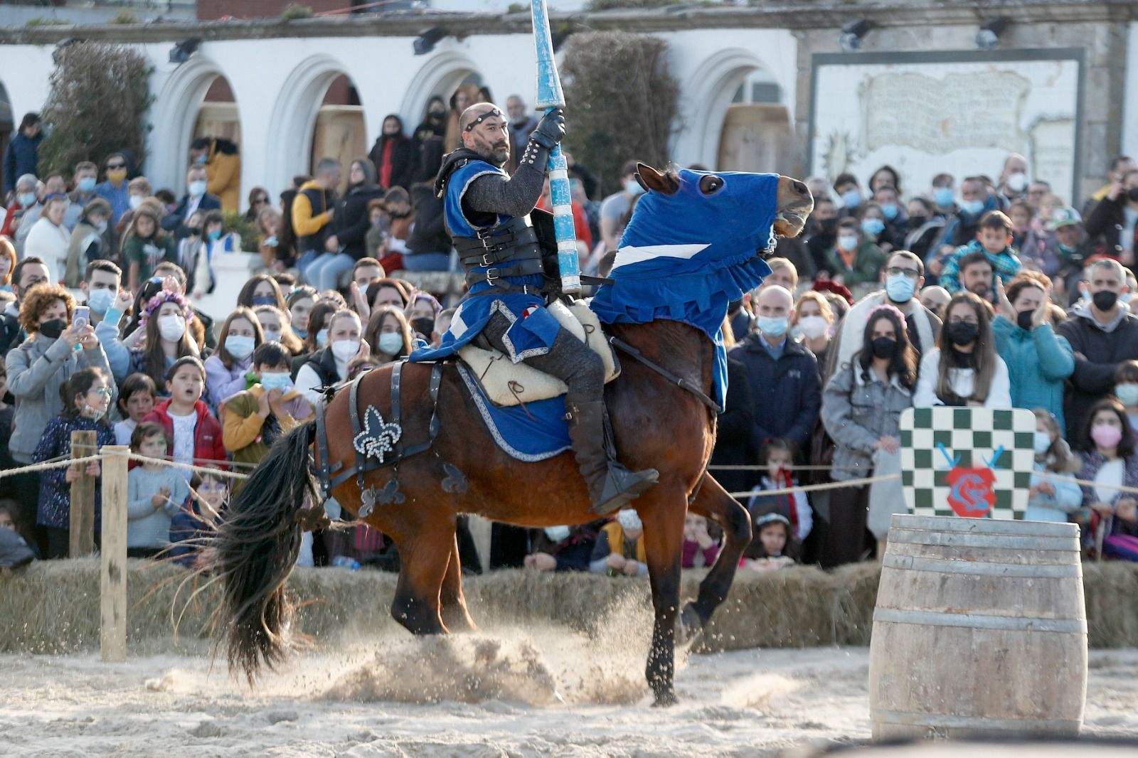 Así vive Baiona el regreso de la Arribada: justa de caballeros , esgrima y talleres de artesanía