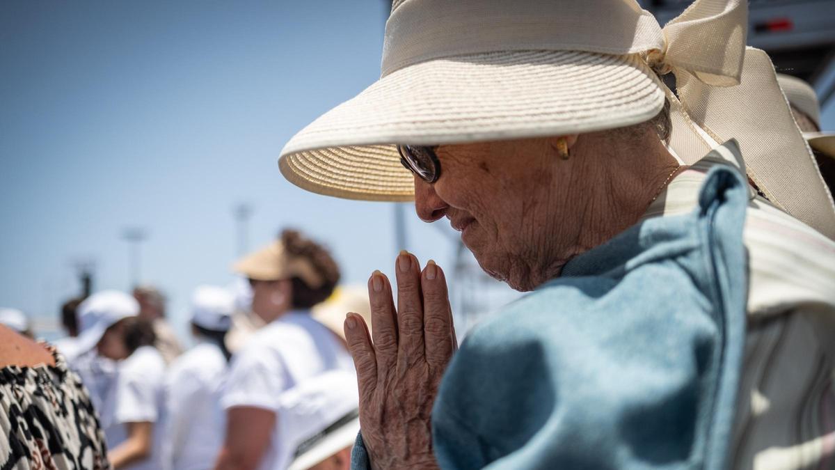 El papa León XIV oficia la santa misa en el Puerto de Santa Cruz de Tenerife, el acto litúrgico con el que cierra su visita a España