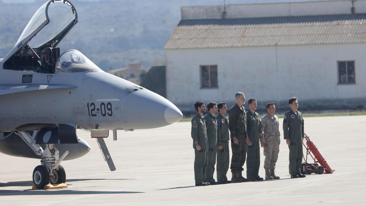 VÍDEO | El Rey Felipe supervisa el operativo militar de defensa 'Eagle Eye 23-01'en Mallorca.