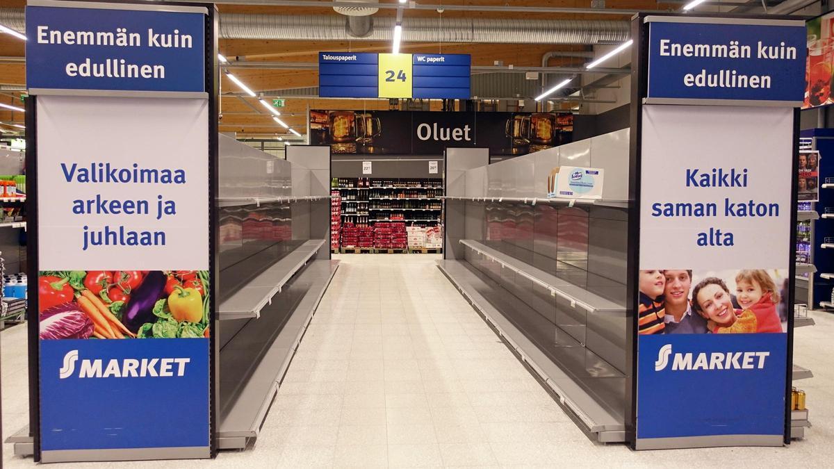 El supermercado finlandés S-market Vaajala, sin existencias de papel higiénico durante la pandemia, en marzo de 2020.