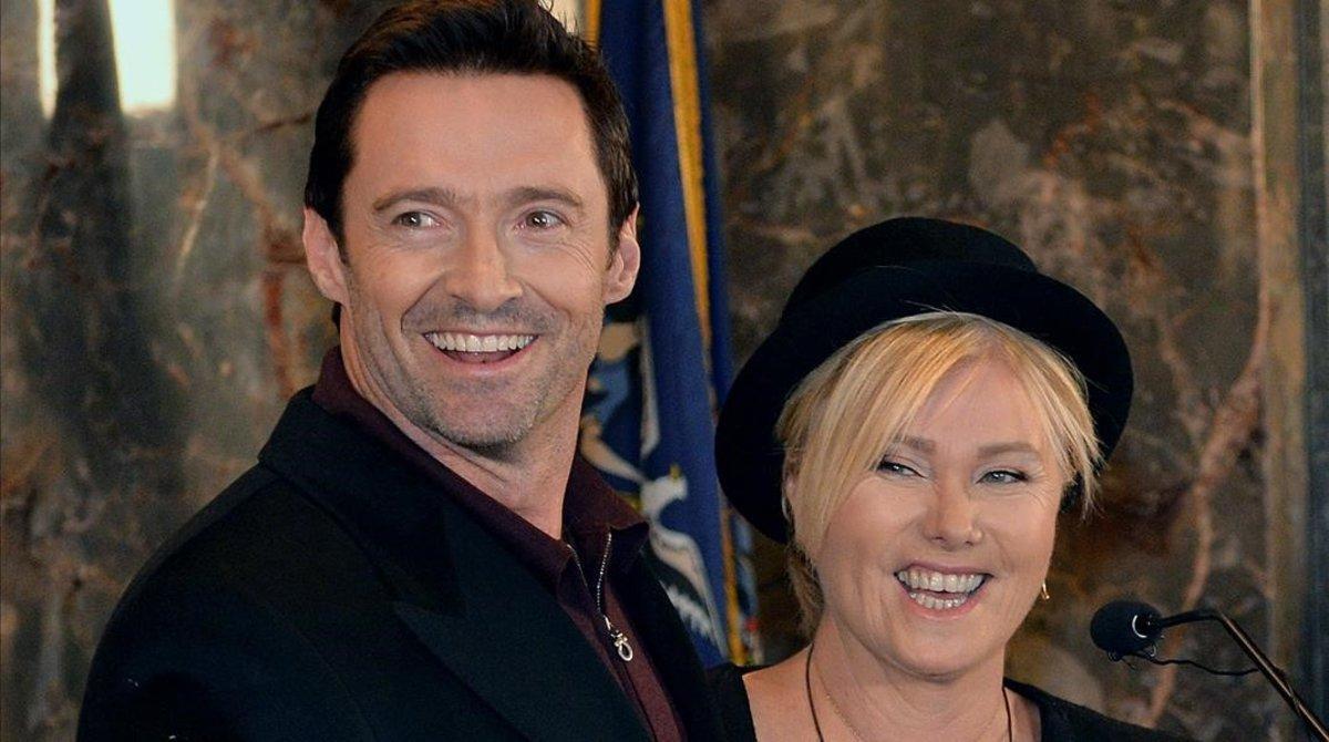 undefined24828488 hugh jackman  c  and wife deborra lee furness  r  before fli200930182604