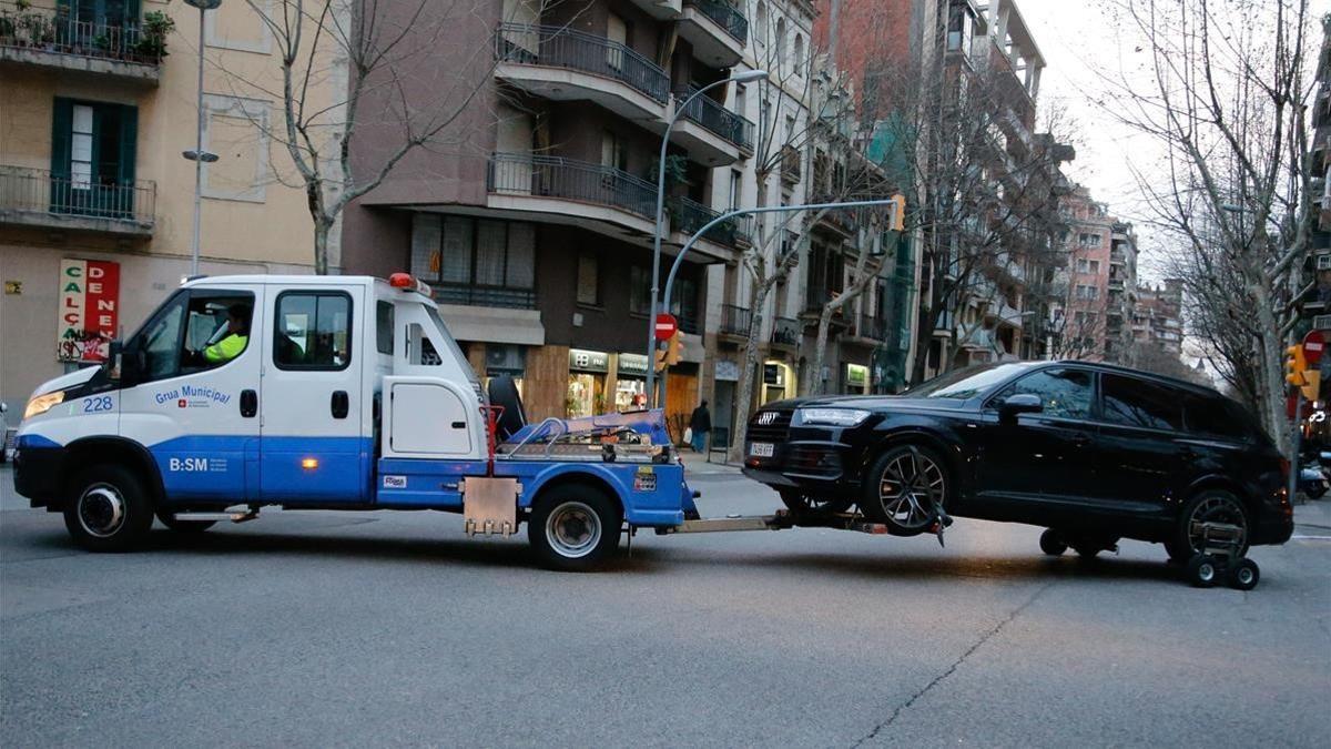 La grúa se lleva el coche de Coutinho en la Sagrada Familia